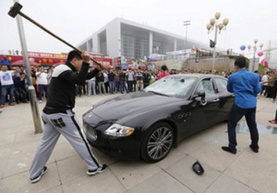 Китаец разгромил свою Maserati Quattroporte кувалдой